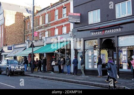 London, Großbritannien. Dezember 2020. The Traditional Xmas Queue Outside Metzger Macken Brothers, Chiswick, Xmas Eve 2020. Kredit: Peter Hogan/Alamy Live Nachrichten Stockfoto