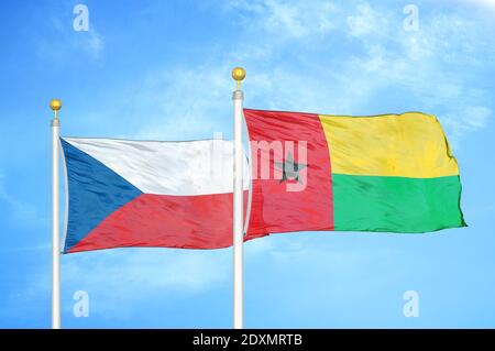 Tschechien und Guinea-Bissau zwei Flaggen auf Fahnenmasten und blau bewölkt Himmel Stockfoto