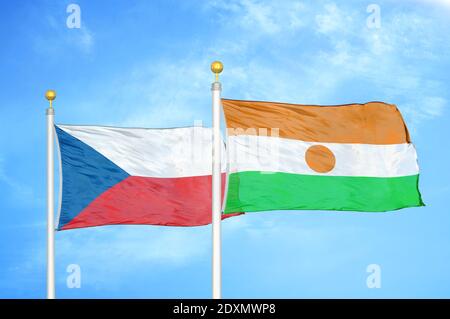 Tschechien und Niger zwei Flaggen auf Fahnenmasten und blau bewölkt Himmel Stockfoto