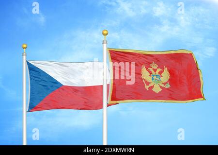 Tschechien und Montenegro zwei Flaggen auf Fahnenmasten und blau bewölkt Himmel Stockfoto