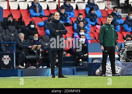 Datei Foto - Thomas Tuchel, Trainer von Paris Saint-Germain beobachtet seine Spieler beim UEFA Champions League Gruppe H-Etappenspiel zwischen Paris Saint-Germain und RB Leipzig am 24. November 2020 im Parc des Princes in Paris, Frankreich. - der Trainer des Pariser Clubs PSG Thomas Tuchel wurde am Donnerstag, den 24. Dezember, entlassen. Der Vertrag des Pariser Reisebusses sollte im Juni 2021 in sechs Monaten enden. Foto von David Niviere/ABACAPRESS/Alamy Live News Stockfoto