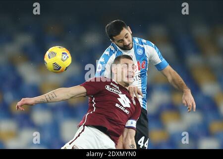 Torinos italienischer Stürmer Andrea Belotti (L) fordert den Ball heraus Mit SSC Napoli griechischen Verteidiger Konstantinos Manolas während der Serie Ein Fußballspiel SSC Napoli gegen Turin FC Stockfoto