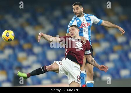 Torinos italienischer Stürmer Andrea Belotti (L) fordert den Ball heraus Mit SSC Napoli griechischen Verteidiger Konstantinos Manolas während der Serie Ein Fußballspiel SSC Napoli gegen Turin FC Stockfoto