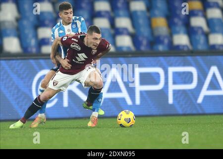 SSC Napoli italienischen Verteidiger Giovanni Di Lorenzo (L) Herausforderungen für Der Ball mit Torinos italienischem Stürmer Andrea Belotti während der Serie A Fußballspiel SSC Napoli vs Turin FC Stockfoto