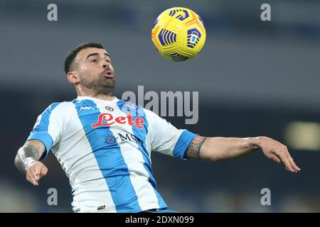 SSC Napoli italienischen Stürmer Andrea Petagna kontrolliert den Ball während Die Serie A Fußballspiel SSC Napoli gegen Turin FC Stockfoto