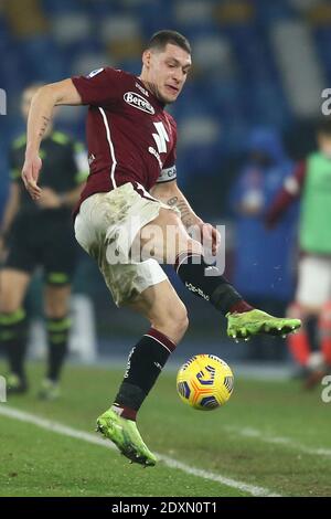 Torinos italienischer Stürmer Andrea Belotti steuert den Ball während der Serie A Fußballspiel SSC Napoli vs Turin FC Stockfoto