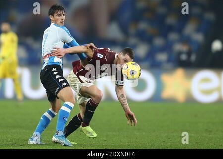 SSC Napoli mazedonischen Mittelfeldspieler Eljif Elmas (L) Herausforderungen für die Ball mit Torino italienischen Stürmer Andrea Belotti während der Serie Ein Fußballspiel SSC Napoli gegen Turin FC Stockfoto