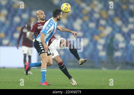 Torinos Italienerin Simone Zaza (L) fordert den Ball heraus Mit SSC Napoli griechischen Verteidiger Konstantinos Manolas während der Serie Ein Fußballspiel SSC Napoli gegen Turin FC Stockfoto