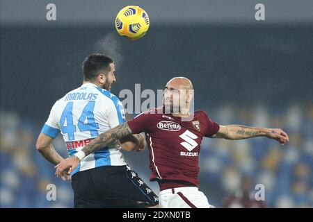 SSC Napoli griechischen Verteidiger Konstantinos Manolas (L) Herausforderungen für die Ball mit Torino italienischen Stürmer Simone Zaza während der Serie Ein Fußballspiel SSC Napoli gegen Turin FC Stockfoto