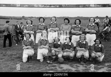 Ein altes Schwarz-Weiß-Foto der 1950er Jahre von einer Fußballmannschaft, einem Fußballteam und einer Mannschaft in England. Stockfoto