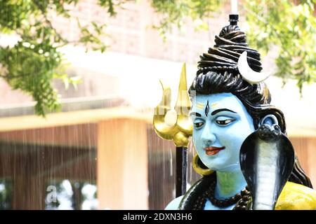 Statue von herrn Shiva und Hintergrund regnet Stockfoto