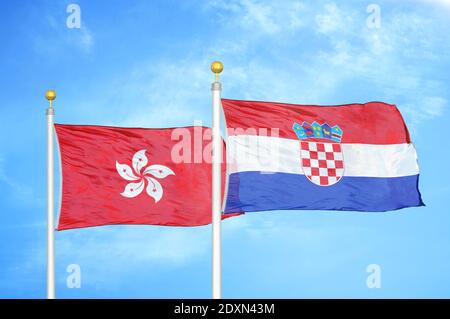 Hongkong und Kroatien zwei Flaggen auf Fahnenmasten und blau wolkiger Himmel Stockfoto