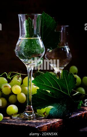 Traditioneller italienischer Wodka, Stillleben im rustikalen Stil, dunkler Holzhintergrund, selektiver Fokus Stockfoto