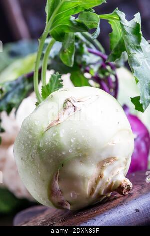 Grüner Kohlrabi-Kohl, Herbsternte auf braunem Tisch. Selektiver Fokus Stockfoto