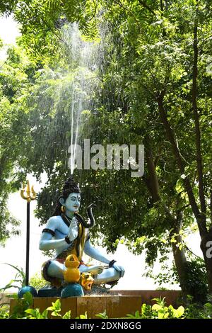 Statue von herrn Shiva und Hintergrund regnet Stockfoto