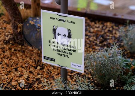 Coronavirus sozialer distanzierender Seufzer, der Käufer daran erinnert, 2 m Abstand zu halten, Ruhrpark Shopping Centre, Bochum, Deutschland Stockfoto