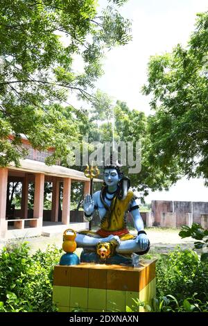 Statue von herrn Shiva und Hintergrund regnet Stockfoto