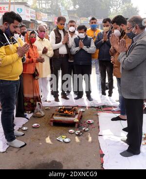 Beawar, Rajasthan, Indien, 24. Dezember 2020: Kongressangestellte führen intellektuelle Reinigung Yagna während des Protests gegen Premierminister Narendra Modi führte Zentralregierung über Agrarreformgesetze am Mahatma Gandhi Circle in Beawar. Kredit: Sumit Saraswat/Alamy Live Nachrichten Stockfoto