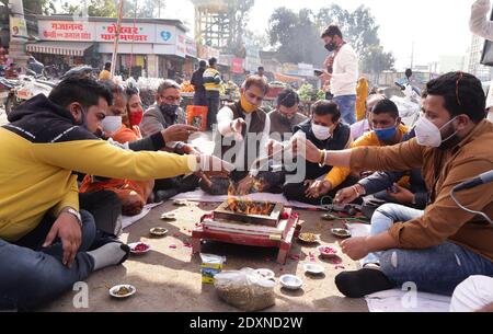 Beawar, Rajasthan, Indien, 24. Dezember 2020: Kongressangestellte führen intellektuelle Reinigung Yagna während des Protests gegen Premierminister Narendra Modi führte Zentralregierung über Agrarreformgesetze am Mahatma Gandhi Circle in Beawar. Kredit: Sumit Saraswat/Alamy Live Nachrichten Stockfoto