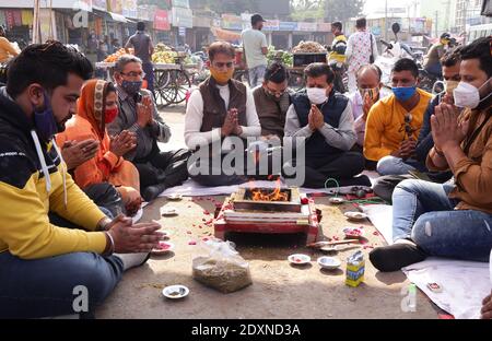 Beawar, Rajasthan, Indien, 24. Dezember 2020: Kongressangestellte führen intellektuelle Reinigung Yagna während des Protests gegen Premierminister Narendra Modi führte Zentralregierung über Agrarreformgesetze am Mahatma Gandhi Circle in Beawar. Kredit: Sumit Saraswat/Alamy Live Nachrichten Stockfoto