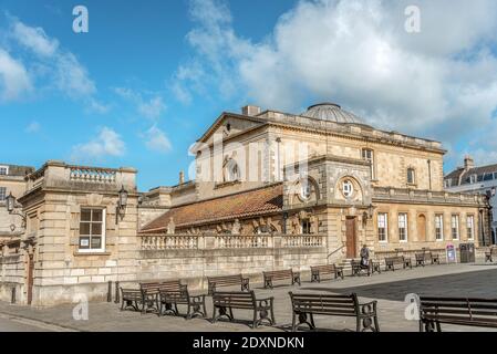 Das Äußere des römischen Badekomplexes, im Stadtzentrum von Bath, Somerset, England Stockfoto