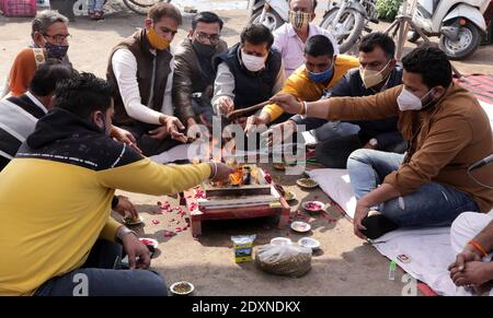 Beawar, Rajasthan, Indien, 24. Dezember 2020: Kongressangestellte führen intellektuelle Reinigung Yagna während des Protests gegen Premierminister Narendra Modi führte Zentralregierung über Agrarreformgesetze am Mahatma Gandhi Circle in Beawar. Kredit: Sumit Saraswat/Alamy Live Nachrichten Stockfoto