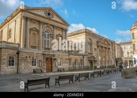 Das Äußere des römischen Badekomplexes, im Stadtzentrum von Bath, Somerset, England Stockfoto