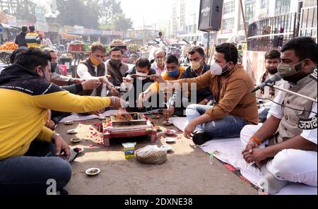 Beawar, Rajasthan, Indien, 24. Dezember 2020: Kongressangestellte führen intellektuelle Reinigung Yagna während des Protests gegen Premierminister Narendra Modi führte Zentralregierung über Agrarreformgesetze am Mahatma Gandhi Circle in Beawar. Kredit: Sumit Saraswat/Alamy Live Nachrichten Stockfoto