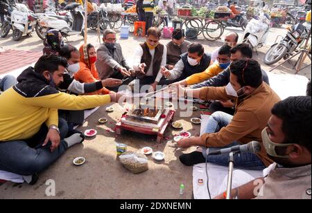 Beawar, Rajasthan, Indien, 24. Dezember 2020: Kongressangestellte führen intellektuelle Reinigung Yagna während des Protests gegen Premierminister Narendra Modi führte Zentralregierung über Agrarreformgesetze am Mahatma Gandhi Circle in Beawar. Kredit: Sumit Saraswat/Alamy Live Nachrichten Stockfoto