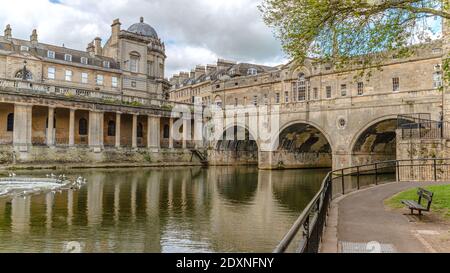 Pulteney Bridge von der Parade Gardens aus gesehen, Bath, Somerset, England Stockfoto