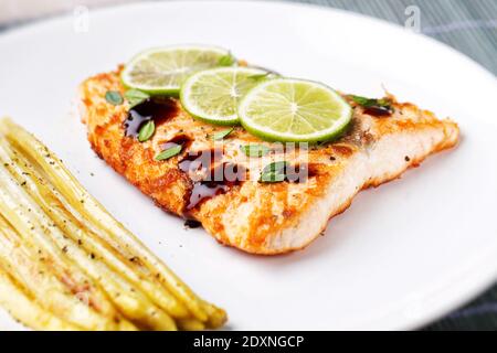 Lachsfilet mit Spargel, Limette und Balsamico-Sauce Stockfoto