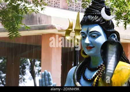 Statue von herrn Shiva und Hintergrund regnet Stockfoto