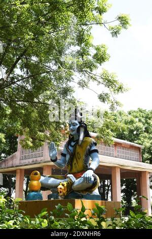 Statue von herrn Shiva und Hintergrund regnet Stockfoto