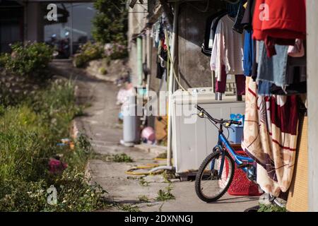 Hsinchu / Taiwan - 20. März 2020: Haus mit Fahrrad vor der Tür Stockfoto