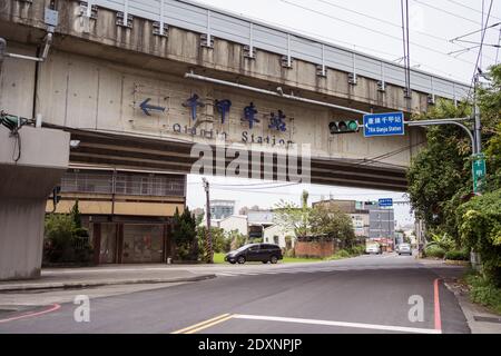 Hsinchu / Taiwan - 20. März 2020: Zugbrücke mit Schild Qianjia Bahnhof Stockfoto