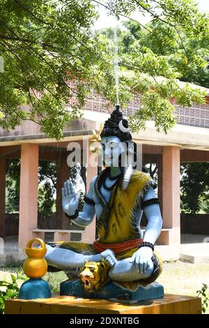 Statue von herrn Shiva und Hintergrund regnet Stockfoto