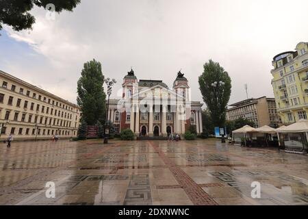 BULGARIEN, SOFIA, SOFIA ZENTRUM - 01. AUGUST 2019: Ivan Vazov Nationaltheater in Sofia Stockfoto