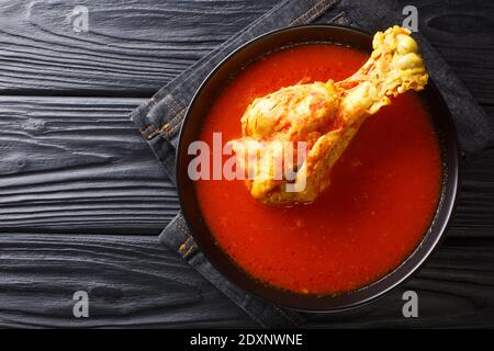 Guatemaltekische putensuppe mit Kartoffelpüree und Gewürzen aus der Nähe in einer Schüssel auf dem Tisch. Horizontale Draufsicht von oben Stockfoto