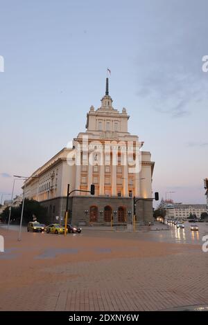 BULGARIEN, SOFIA - 01. AUGUST 2019: Bürohaus der Nationalversammlung (ehemaliges Haus der Kommunistischen Partei) Stockfoto