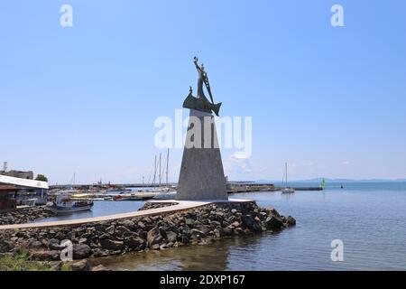 BULGARIEN; PROVINZ BURGAS, NESSEBAR - 05. AUGUST 2019: Statue des Heiligen Nikolaus in Nessebar Stockfoto