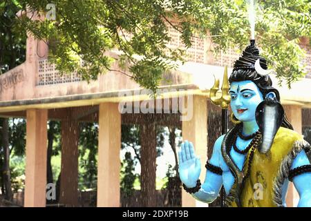 Statue von herrn Shiva und Hintergrund regnet Stockfoto