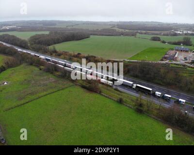 LKW stecken auf der Autobahn M20 in Kent, Großbritannien, 23.12.20 Stockfoto