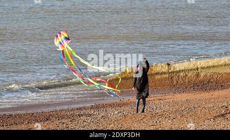 Brighton UK 24. Dezember 2020 - EIN Drachenflieger genießt heute die Sonne am Heiligabend an der Strandpromenade von Brighton, da ein trockener Wetterzauber für den größten Teil Großbritanniens während der Festzeit prognostiziert wird : Credit Simon Dack / Alamy Live News Stockfoto