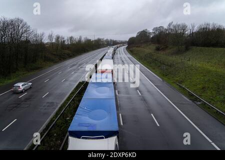 LKW stecken auf der Autobahn M20 in Kent, Großbritannien, 23.12.20 Stockfoto