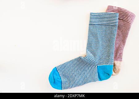 Down-Syndrom Symbol bunte Socken mit Linien, Down-Syndrom Tag Stockfoto