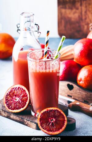 Sommersaft oder alkoholfreie erfrischende gesunde Cocktail oder Getränk aus frisch gepressten roten sizilianischen Orange, hellen Tisch Hintergrund. Selektiv Stockfoto