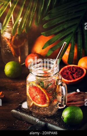 Sommerlich kaltes Detox-Getränk mit roter Orange, Zitrusfruchtsaft und Chiasamen. Gesundes Fitness-Getränk. Zutaten zum Kochen auf Holzküchentisch BAC Stockfoto