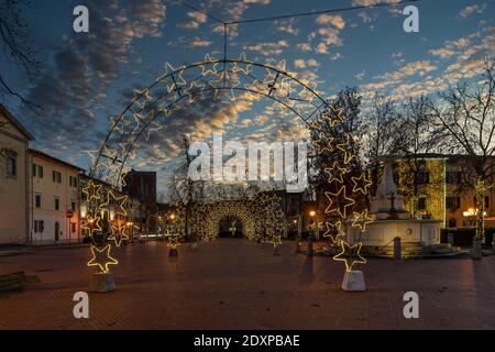 Piazza Vittorio Emanuele II Platz im Zentrum von Bientina, Pisa, Toskana, Italien, voll geschmückt mit Weihnachtsbeleuchtung für die saisonalen Feiertage Stockfoto