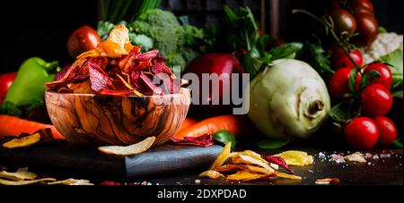 Vegane Snacks, bunte Gemüsechips in Holzschüssel, Set aus frischem Bauerngemüse, Stillleben Stockfoto