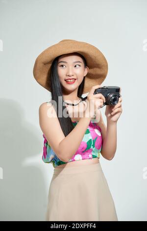 Portrait von glücklich asiatische schöne junge Frau Fotograf hält vintage Digitale spiegellose Fotokamera auf Händen Stockfoto